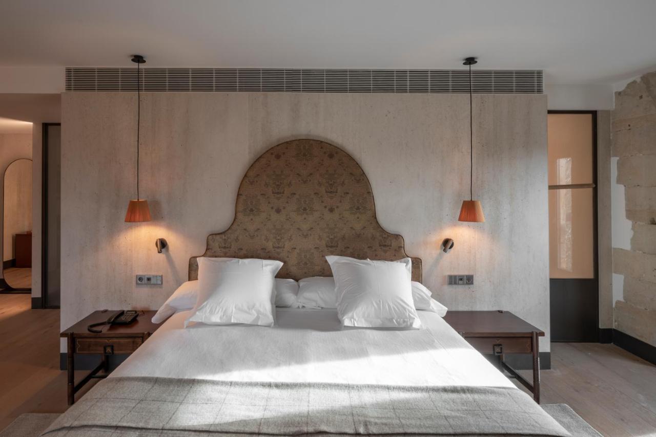Parador De Turismo De León Exteriér fotografie A bedroom at the hotel