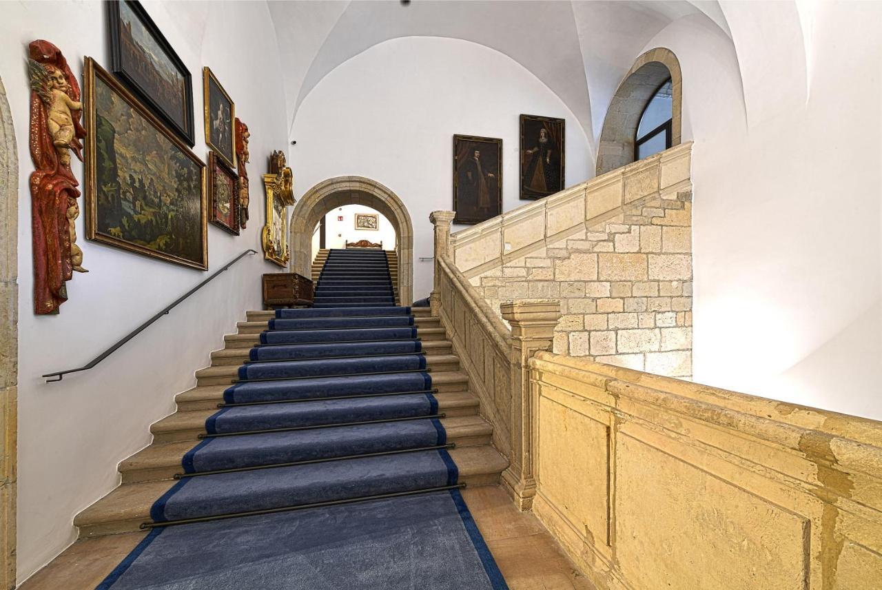 Parador De Turismo De León Exteriér fotografie The staircase